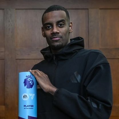إيزاك ينتزع جائزة لاعب ديسمبر من محمد صلاح بالدوري الإنجليزي
