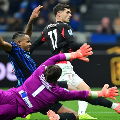 الأميركي كريستيان بوليسيتش في محاولة لتسجيل هدف لميلان أمام حارس إنتر يان سومر في الدوري الإيطلي - 23 نوفمبر 2025