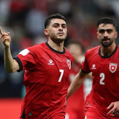 محمد أبو زريق لاعب الأردن (إلى اليسار) يحتفل بهدفه أمام مصر بكأس العرب - 9 ديسمبر 2025