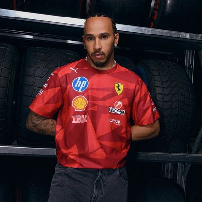 هاميلتون ينفي وجود خلافات في فيراري بعد انتقادات رئيس الفريق