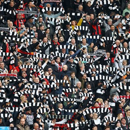 آينتراخت فرانكفورت يودّع مشجعاً توفي في الملعب أمام كولن