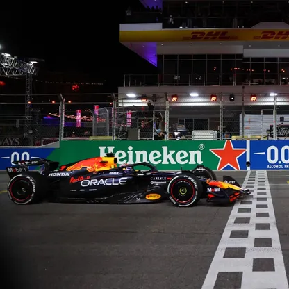 ماكس فرشتابن يعبر خط النهاية في سباق لاس فيغاس - 23 نوفمبر 2025