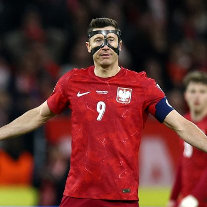 ليفاندوفسكي يلمّح إلى اعتزاله بعد عدم تأهل بولندا لكأس العالم