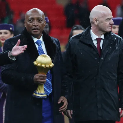 رئيس الاتحاد الإفريقي لكرة القدم باتريس موتسيبي يحمل كأس أمم إفريقيا أثناء سيره بجانب رئيس الفيفا جياني إنفانتينو خلال مراسم التتويج - 18 يناير 2026