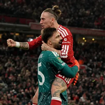 كوستاس تسيميكاس يحتفل مع حارسه جيورجي مامارداشفيلي بعد تأهل ليفربول أمام تشيلسي بكأس الرابطة الإنجليزية - 28 أكتوبر 2026