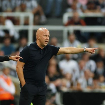 سلوت يرفض الحديث عن مستقبل إيزاك قبل مواجهة أرسنال