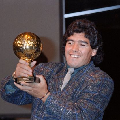 ورثة مارادونا يريدون منع بيع الكرة الذهبية التي فاز بها عام 1986