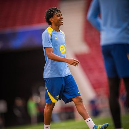 يامال يسخر من كاسادو في تدريب برشلونة