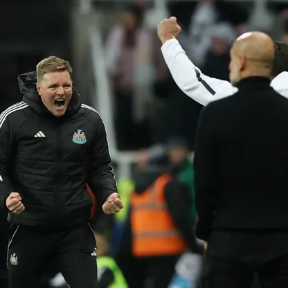 إيدي هاو يحتفل بهدف هارفي بارنز في مباراة نيوكاسل ومانشستر سيتي بالدوري الإنجليزي الممتاز - 22 نوفمبر 2025