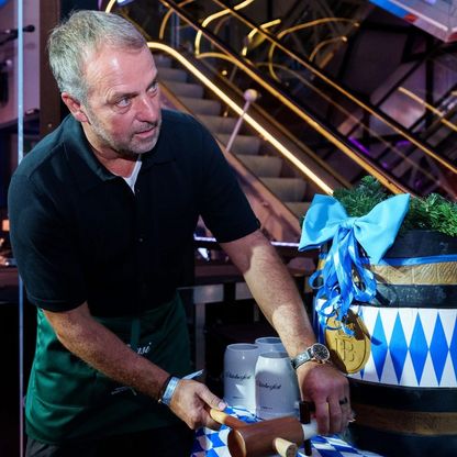 فليك يقطع وعداً لجمهور برشلونة بعد صفعة باريس سان جيرمان