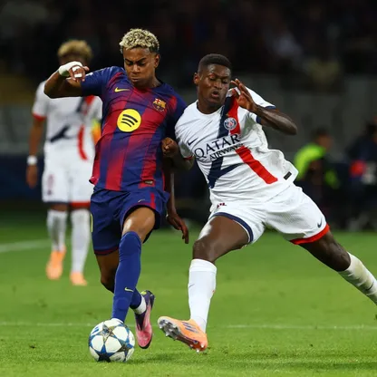 لامين يامال لاعب برشلونة في صراع على الكرة مع نونو مينديز مدافع باريس سان جيرمان في دوري أبطال أوروبا - 1 أكتوبر 2025