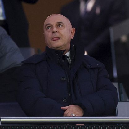 بعد 24 عاماً.. ليفي رئيس توتنهام يرحل عن منصبه