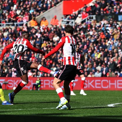 سندرلاند يُسقط توتنهام ويزيد موقفه صعوبة في الدوري الإنجليزي