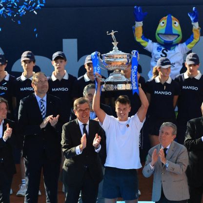 رونه يهزم ألكاراز ويحرز لقب بطولة برشلونة للتنس