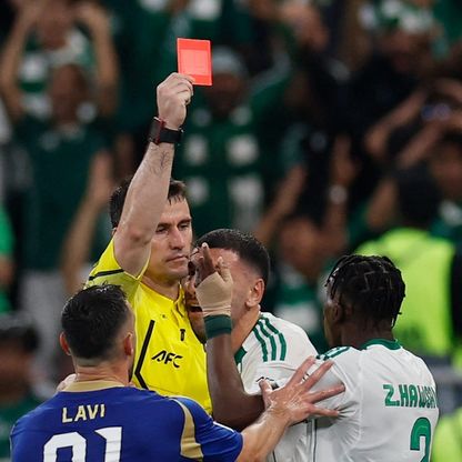 شاهد.. "المطرود" هوساوي ينهار باكياً ولاعبو الأهلي يجبروه على الاحتفال