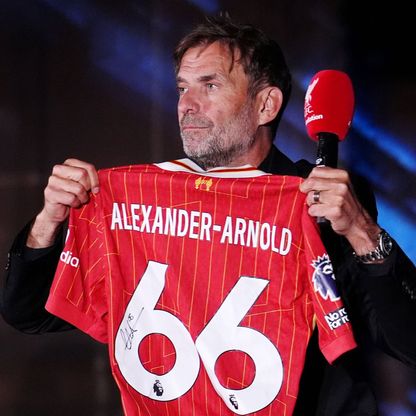 كلوب: أغلقت التلفزيون بعد صيحات مشجعين لليفربول ضد أرنولد