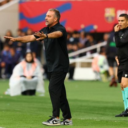 هانزي فليك يخرج عن وقاره ويغيب عن كلاسيكو برشلونة وريال مدريد