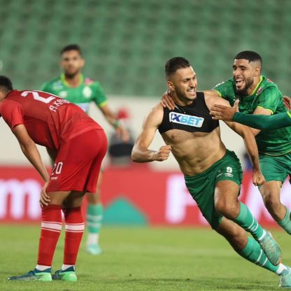 الجزائري بن عياد يقود الرجاء لنهائي كأس العرش المغربي