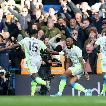 مارك غيهي مدافع مانشستر سيتي يحتفل مع زملائه بهدفه في مرمى تشيلسي في الدوري الإنجليزي - 12 أبريل 2026