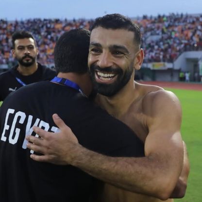 شاهد.. محمد صلاح يتسلّم هدية خاصة من منتخب بوركينا فاسو