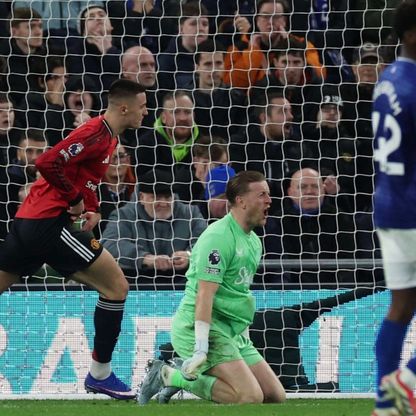 شاهد.. سيسكو يُعاقب إيفرتون ويعيد انتصارات مانشستر يونايتد