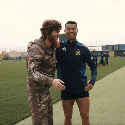 شاهد.. رونالدو يتحدى الملاكم الشرس ماجوميدوف في تدريبات النصر