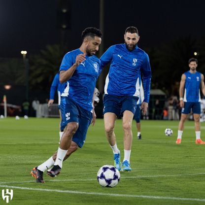 بنزيما والدوسري يقودان هجوم الهلال أمام ضمك