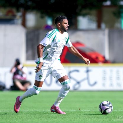 محرز "يختلف" مع رونالدو ويعتبر اللعب مع ميسي "مذهلاً"