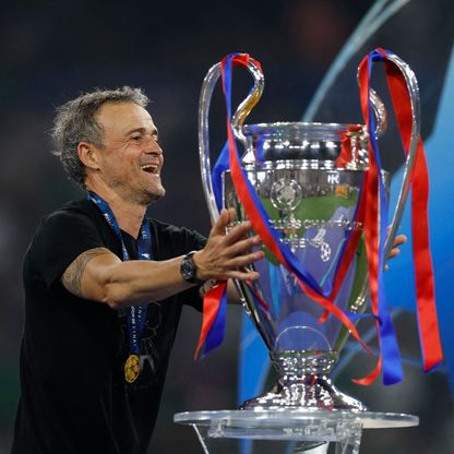 لويس إنريكي يفوز بجائزة أفضل مدرب في العالم