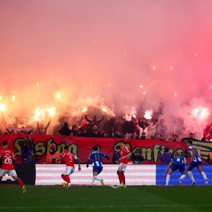 بنفيكا يفرض التعادل على بورتو وطرد مورينيو