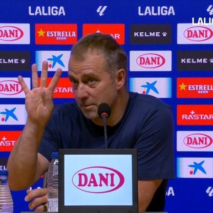 "فليك الكريم".. مدرب برشلونة يتقاسم مكافآته مع مساعديه