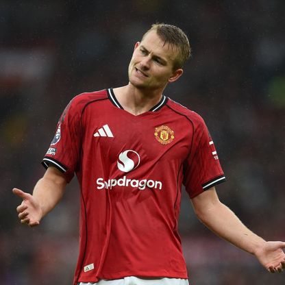 مدافع يونايتد ينتقد زملاءه بعد الهزيمة أمام "10 لاعبين" من إيفرتون