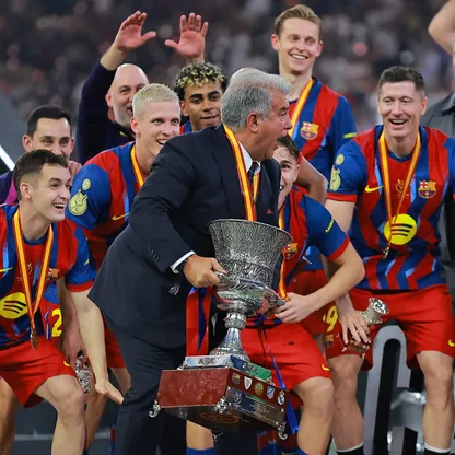 رئيس برشلونة جوان لابورتا يحتفل مع لاعبيه بلقب كأس السوبر الإسباني بعد تخطي ريال مدريد في النهائي - 12 يناير 2026