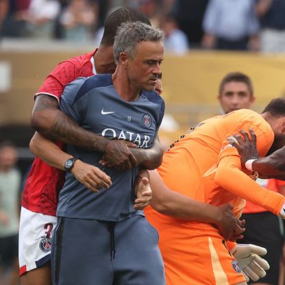 إنريكي يبرر اعتداءه على جواو بيدرو: حاولت الفصل بين اللاعبين