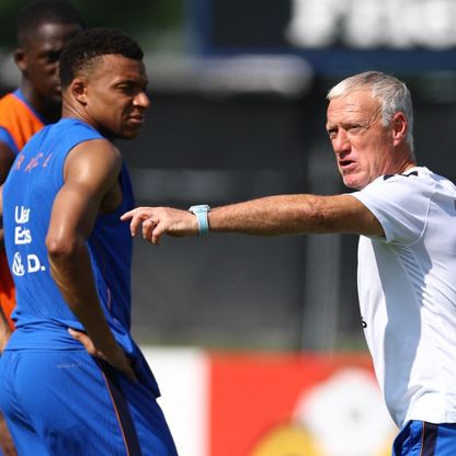 ديشان: إسبانيا المرشحة الأبرز للمونديال وهدفي حماية اللاعبين