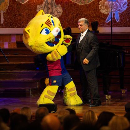 غريم جوان لابورتا يتهمه بتضارب المصالح قبل انتخابات برشلونة