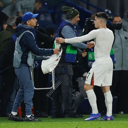 رغم اعتذاره.. بيدرو نيتو مهدد بعقوبات "يويفا" لدفعه جامع الكرات