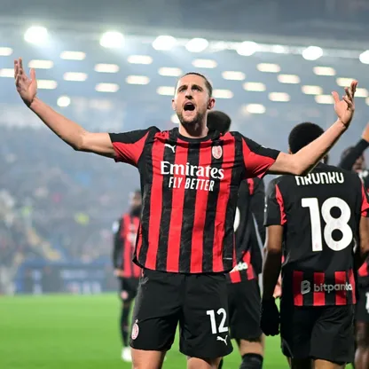 أدريان رابيو لاعب ميلان يحتفل بأحد أهدافه في شباك كومو بالدوري الإيطالي - 15 يناير 2026