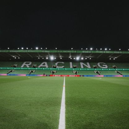 لماذا تأخر انطلاق مباراة برشلونة وراسينغ 15 دقيقة؟