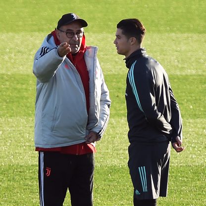 لماذا أقدم كريستيانو رونالدو على "شمّ ومضغ" عشب خلال تدريب ليوفنتوس؟