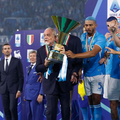 اقتراح غريب لرئيس نابولي لمواجهة "عبء غير إنساني على اللاعبين"