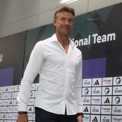 تعرّف على نتائج هيرفي رينارد مدرب السعودية أمام الجزائر