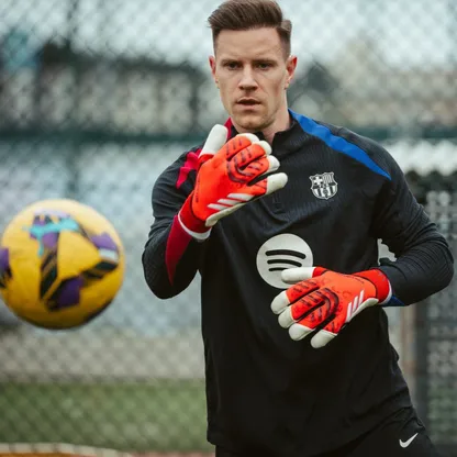 حارس مرمى برشلونة مارك أندريه تير شتيغن خلال تدريباته الفردية - 15 فبراير 2025