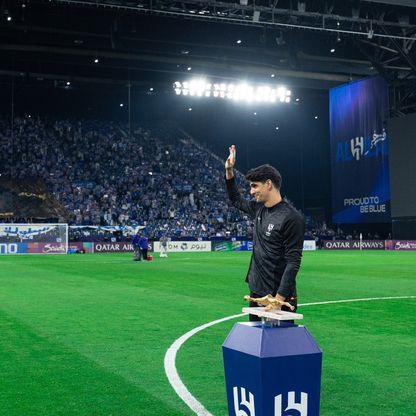 شاهد.. جمهور الهلال يحتفي بالحارس ياسين بونو في الدقيقة 37