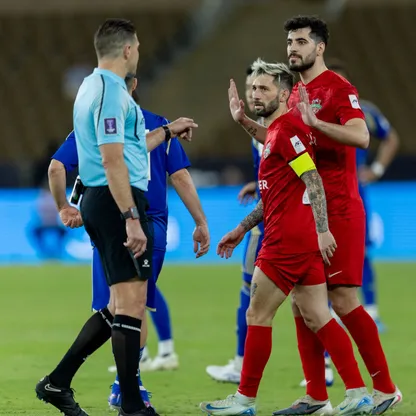 لاعبو شباب الأهلي الإماراتي يحتجون على حكم المواجهة أمام ماتشيدا زيلفيا الياباني في نصف نهائي أبطال آسيا للنخبة - 21 أبريل 2026