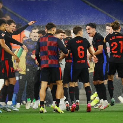 شاهد.. إسبانيول يقطع احتفالات لاعبي برشلونة بالليغا وتهنئة من تيباس