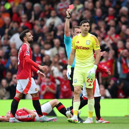 وداع حزين؟ طرد إيميليانو مارتينيز حارس أستون فيلا ضد يونايتد