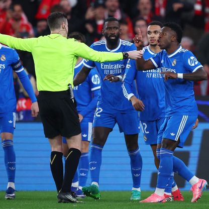 شاهد.. إيقاف مباراة بنفيكا وريال مدريد بعد مشكلة فينيسيوس