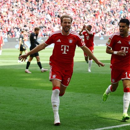 بايرن يحتفل بختام الدوري الألماني بفوز كبير وفولفسبورغ إلى الملحق