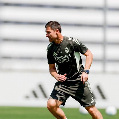 تشابي ألونسو يساند مدرب مايوركا بعد هدف برشلونة المثير للجدل